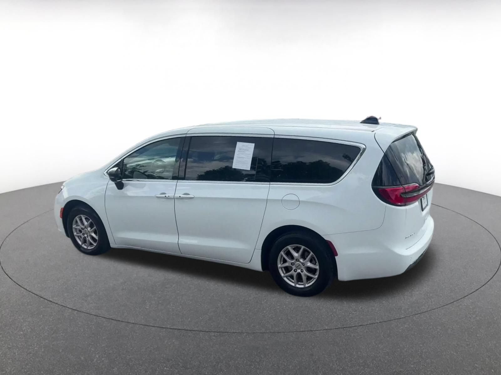Used 2025 Chrysler Pacifica Select FWD image 9