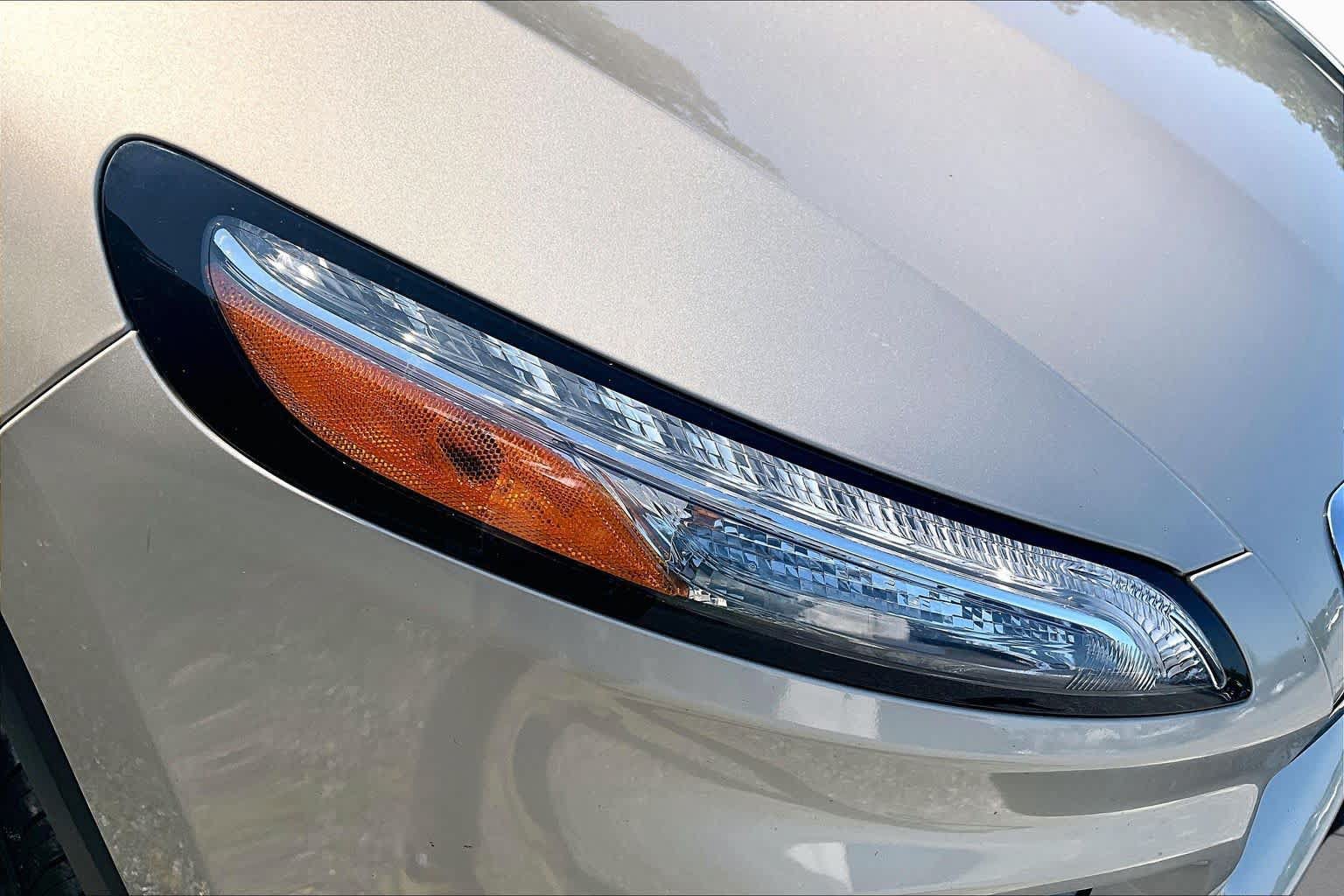Used 2015 Jeep Cherokee Sport w/ Sport Appearance Group FWD image 28