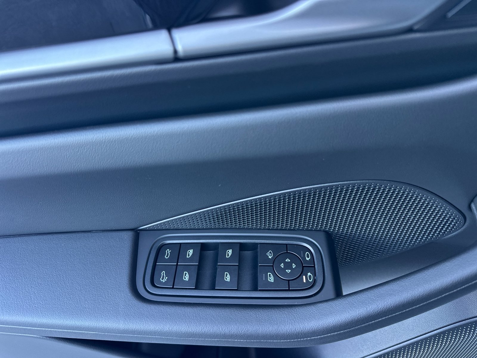 New 2026 Porsche Macan 4 Electric AWD/4WD image 13