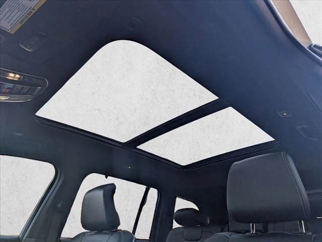 Used 2025 Jeep Grand Cherokee Overland w/ Luxury Tech Group IV image 16