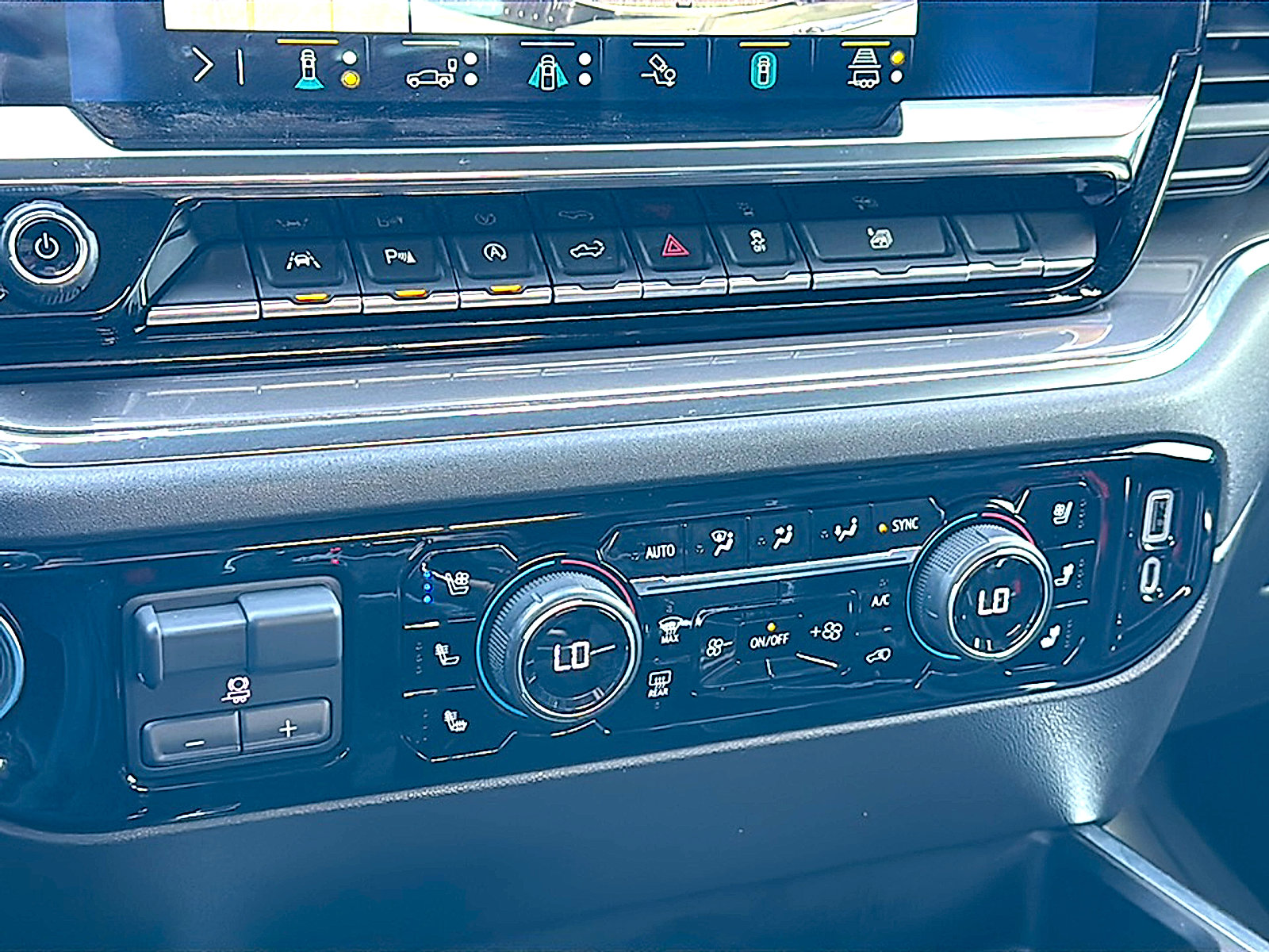 Used 2023 Chevrolet Silverado 1500 High Country w/ Technology Package image 32