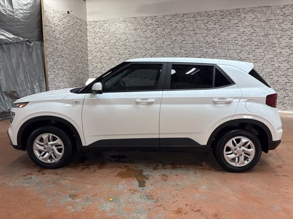 Used 2025 Hyundai Venue SE image 4