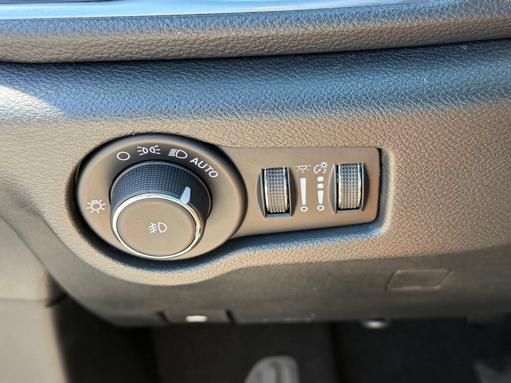 Used 2023 Chrysler Pacifica Pinnacle FWD image 11