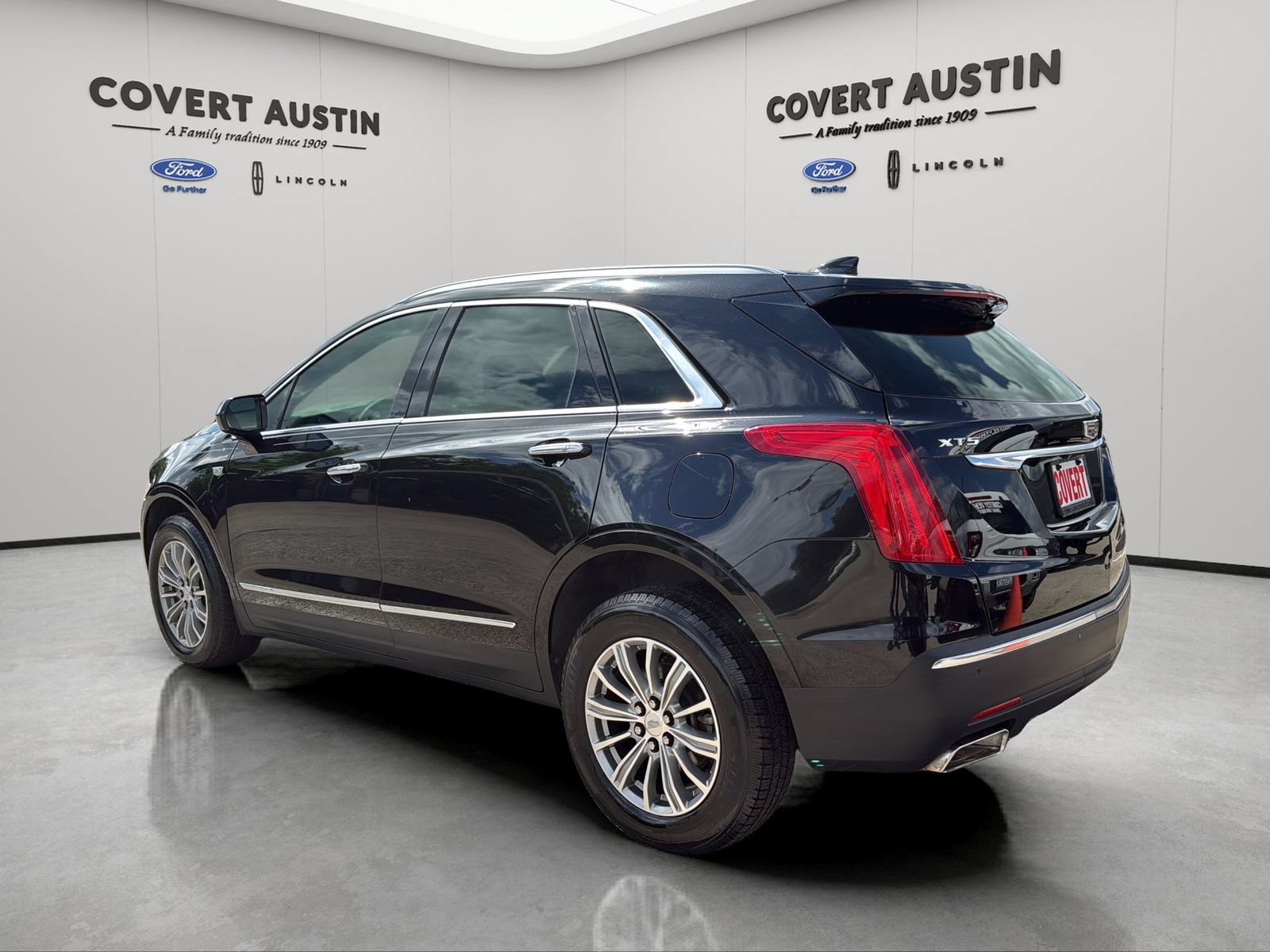 Used 2017 Cadillac XT5 Luxury w/ Driver Awareness Package FWD image 4
