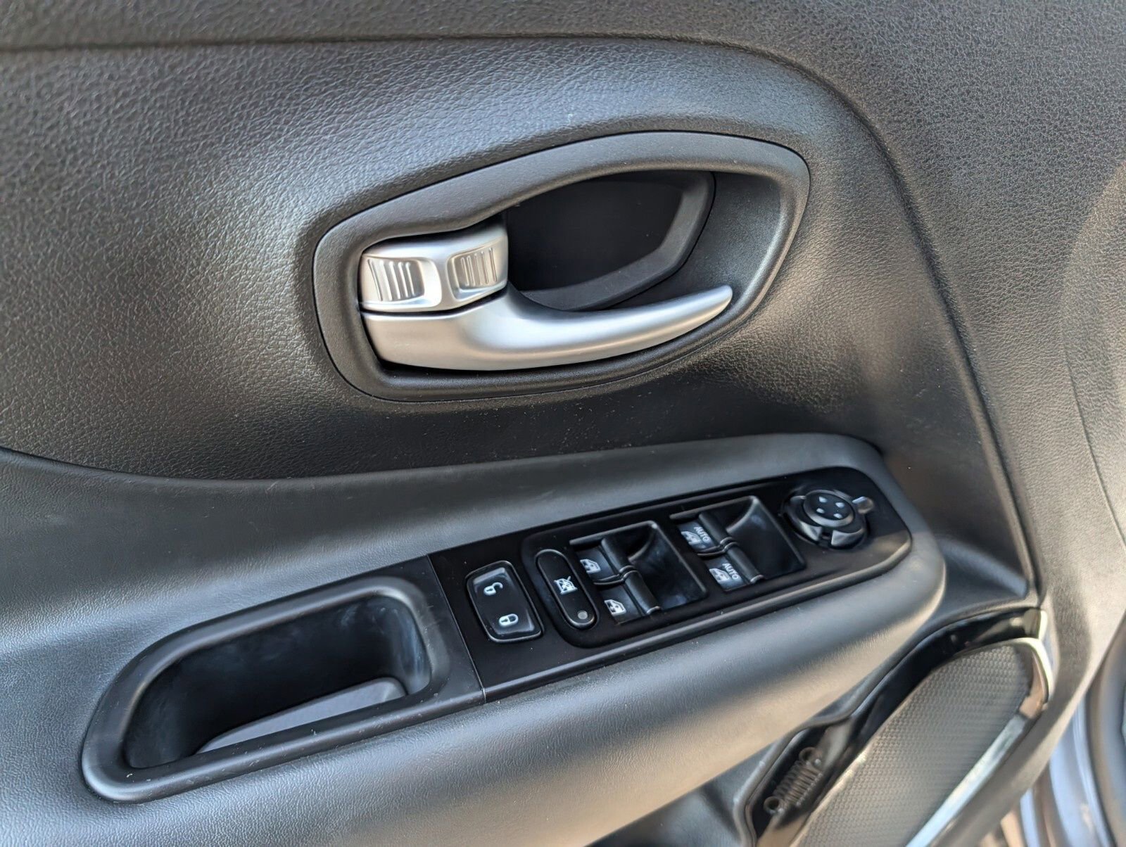 Used 2020 Jeep Renegade Altitude image 23