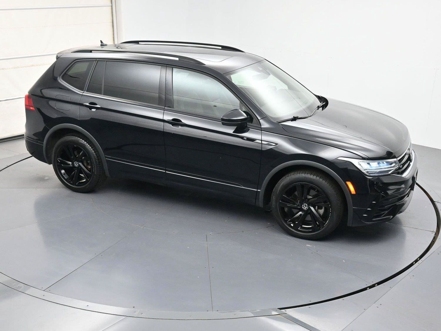 Used 2023 Volkswagen Tiguan SE R-Line AWD/4WD image 34