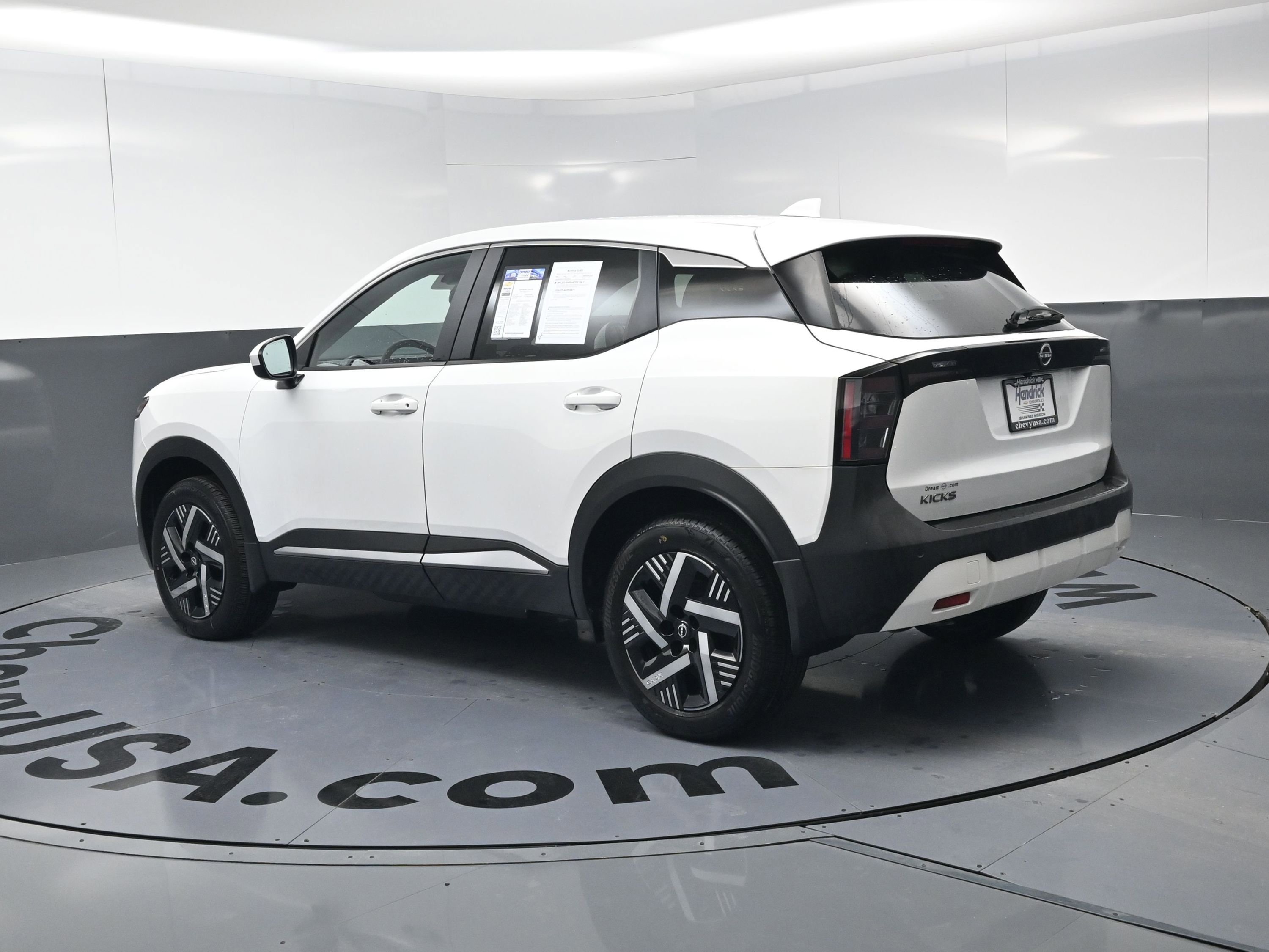 Used 2025 Nissan Kicks SV w/ Charging Package image 7