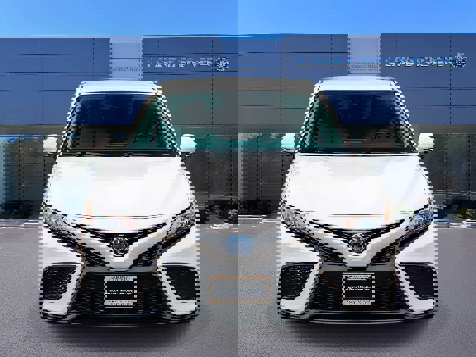 Used 2022 Toyota Camry SE image 2