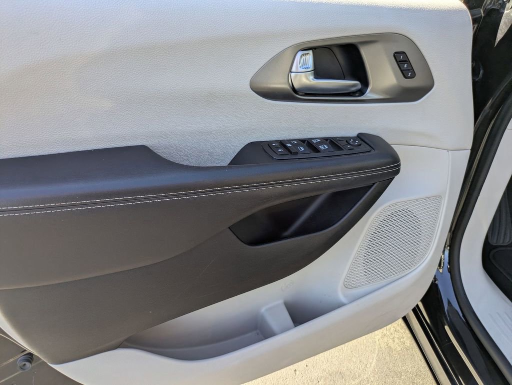 Used 2023 Chrysler Pacifica Touring-L image 15