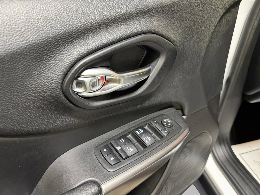 Used 2019 Jeep Cherokee Latitude Plus w/ Cold Weather Group image 14