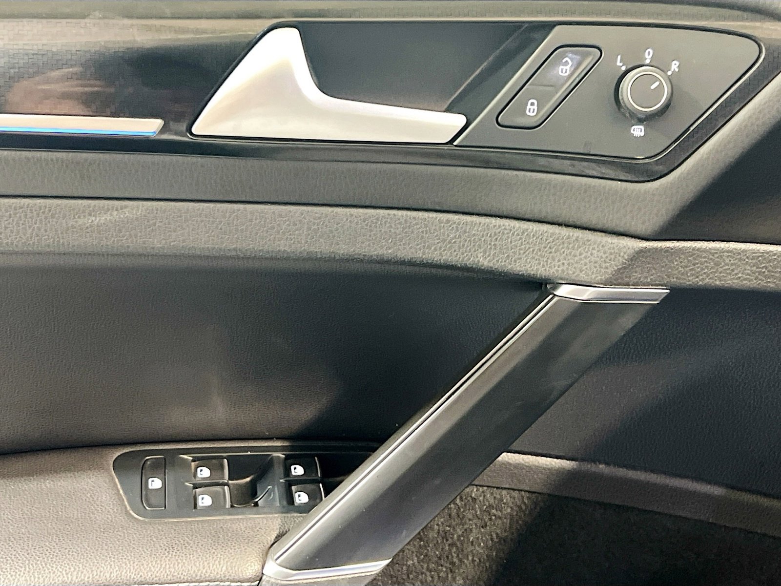 Used 2016 Volkswagen Golf R 4-Door image 14