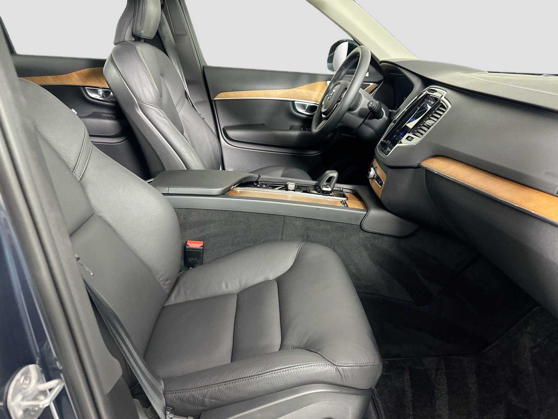 Used 2024 Volvo XC90 B6 Plus w/ Protection Package Premier image 30