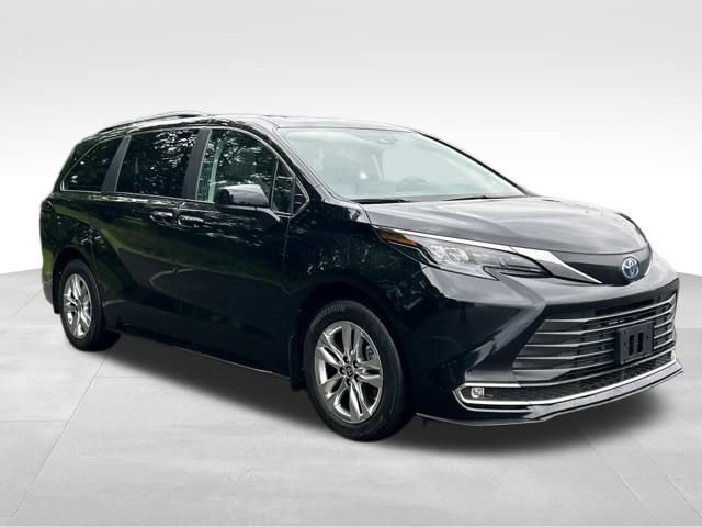 Used 2024 Toyota Sienna XLE w/ XLE Plus Package AWD/4WD image 13