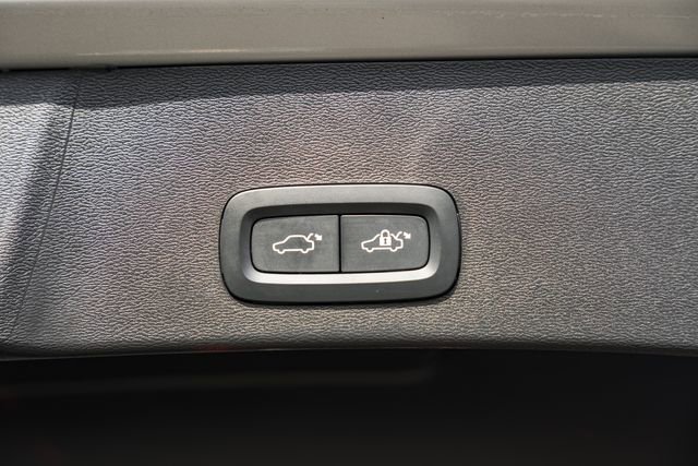 Used 2023 Volvo XC40 B5 Plus w/ Climate Package image 11