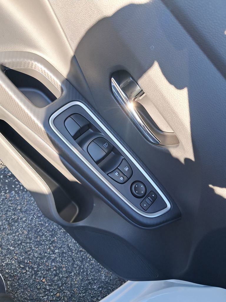 New 2025 Nissan Versa SR w/ Trunk Package image 12