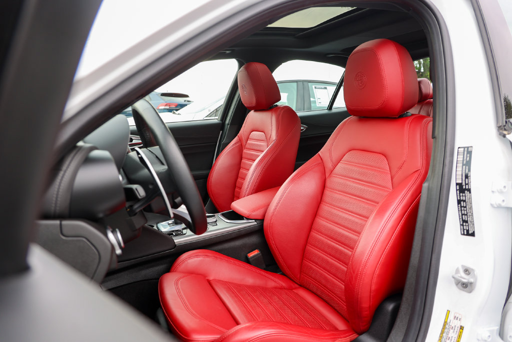 Used 2024 Alfa Romeo Giulia Veloce RWD image 37