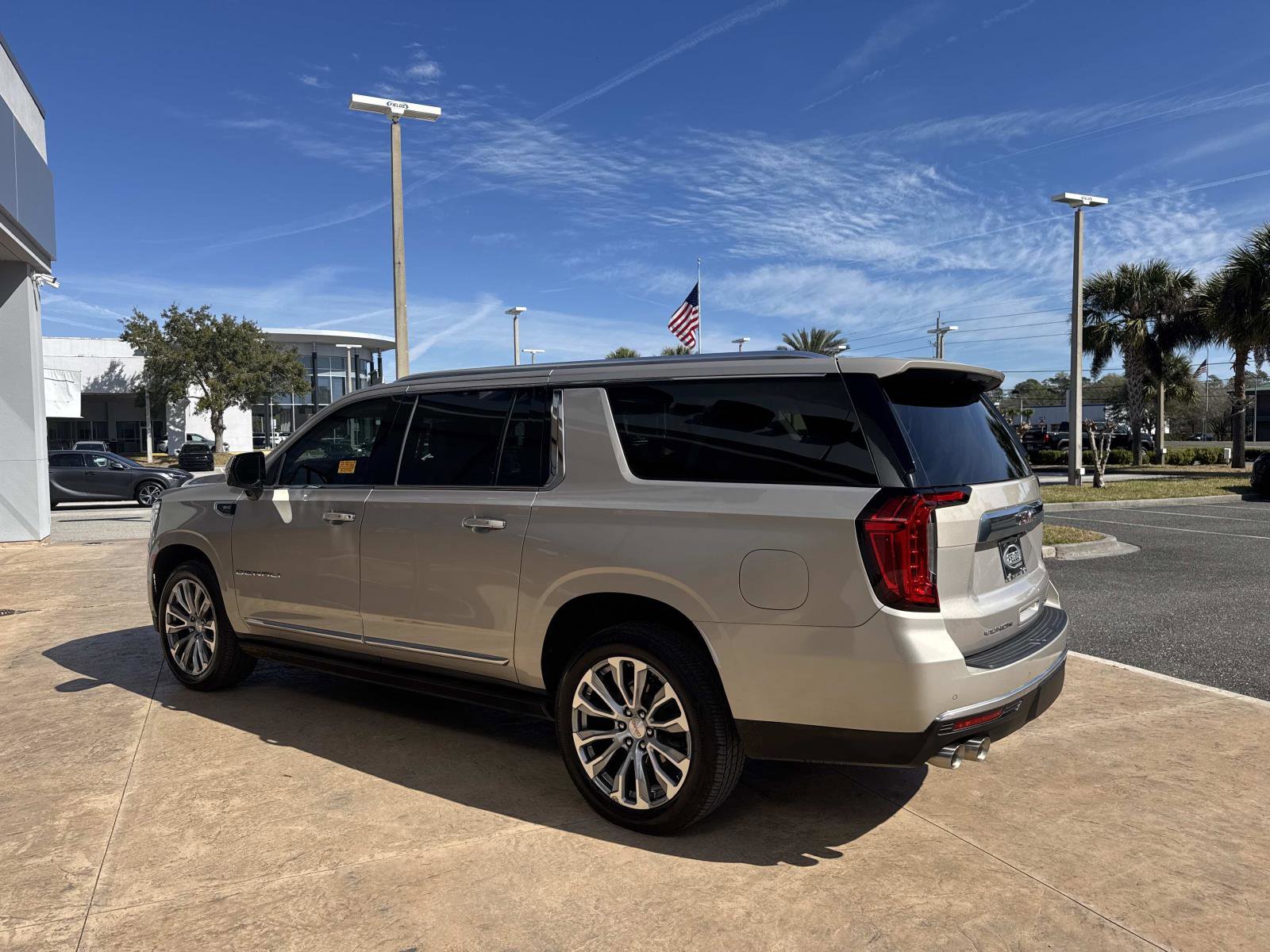 Used 2022 GMC Yukon XL Denali w/ Denali Premium Package image 5
