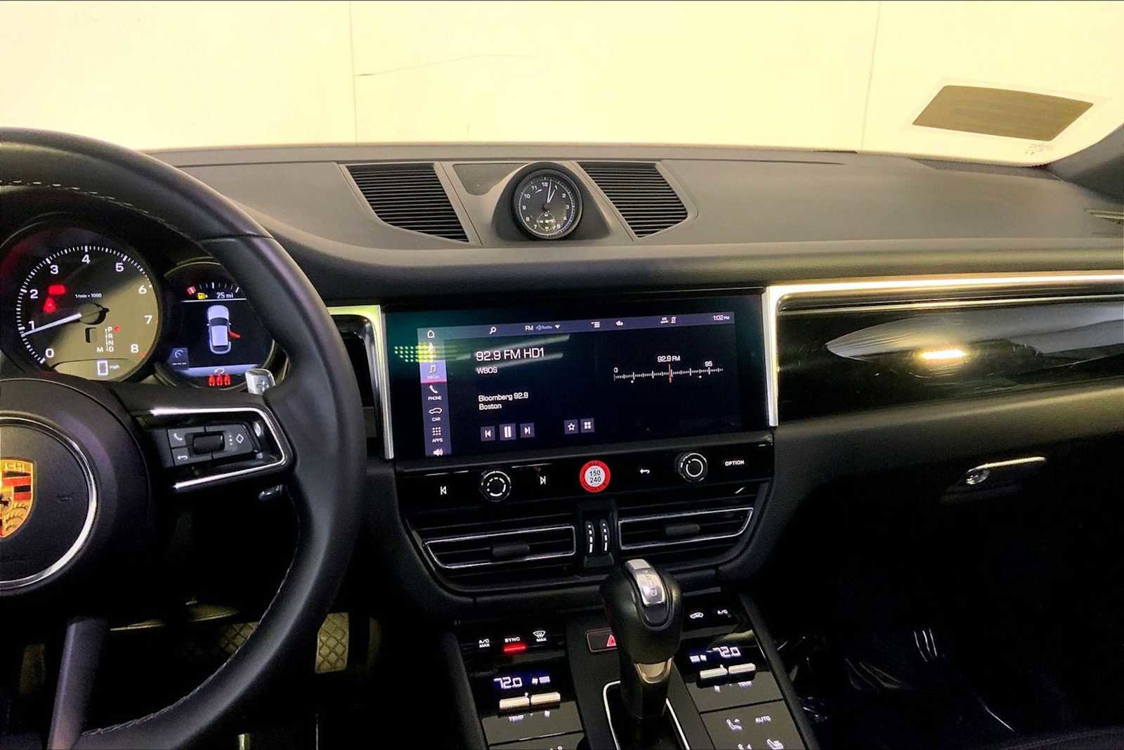 Certified 2024 Porsche Macan image 16