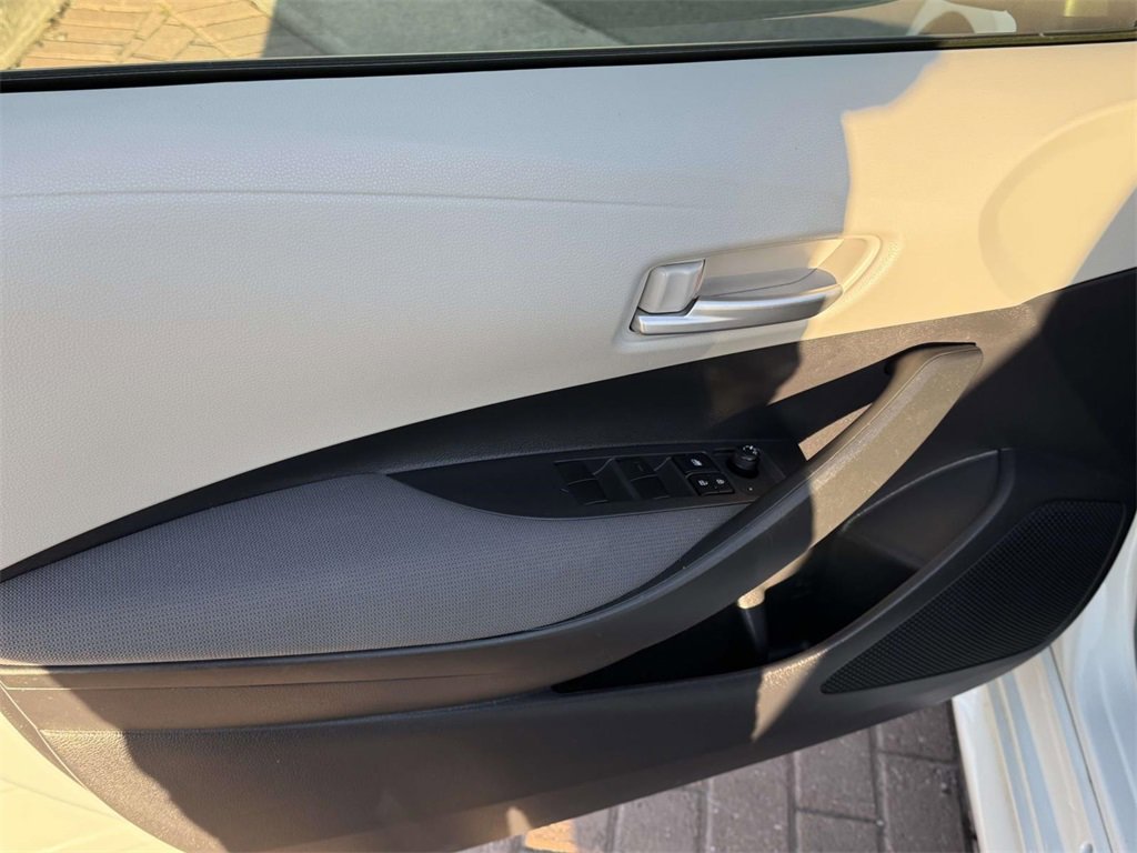 Used 2021 Toyota Corolla LE image 9