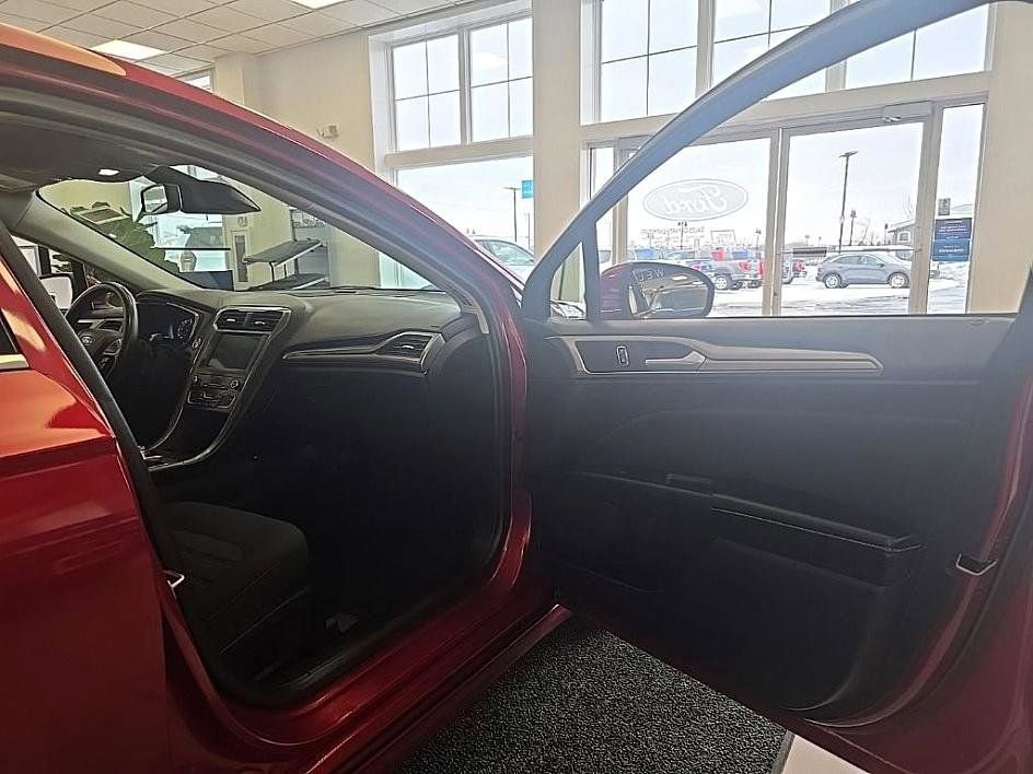 Used 2020 Ford Fusion SE image 37