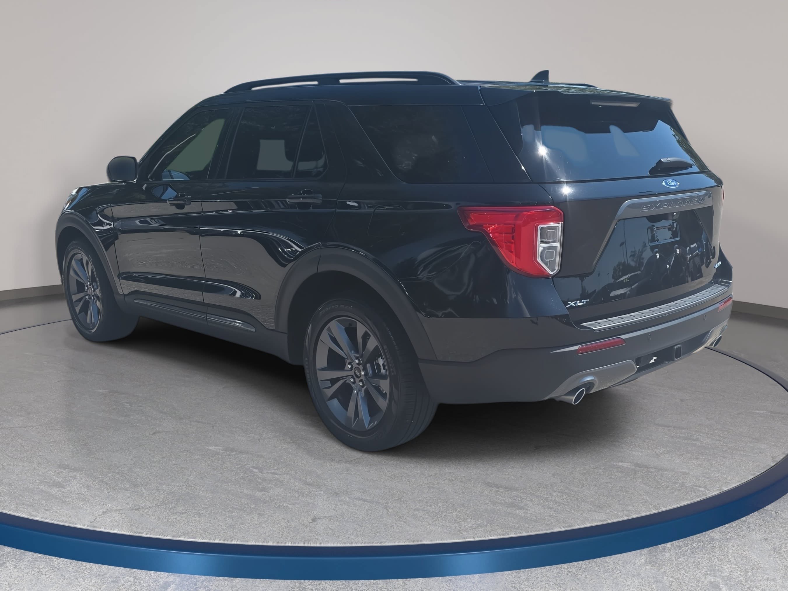 Used 2023 Ford Explorer XLT w/ Equipment Group 202A AWD/4WD image 7