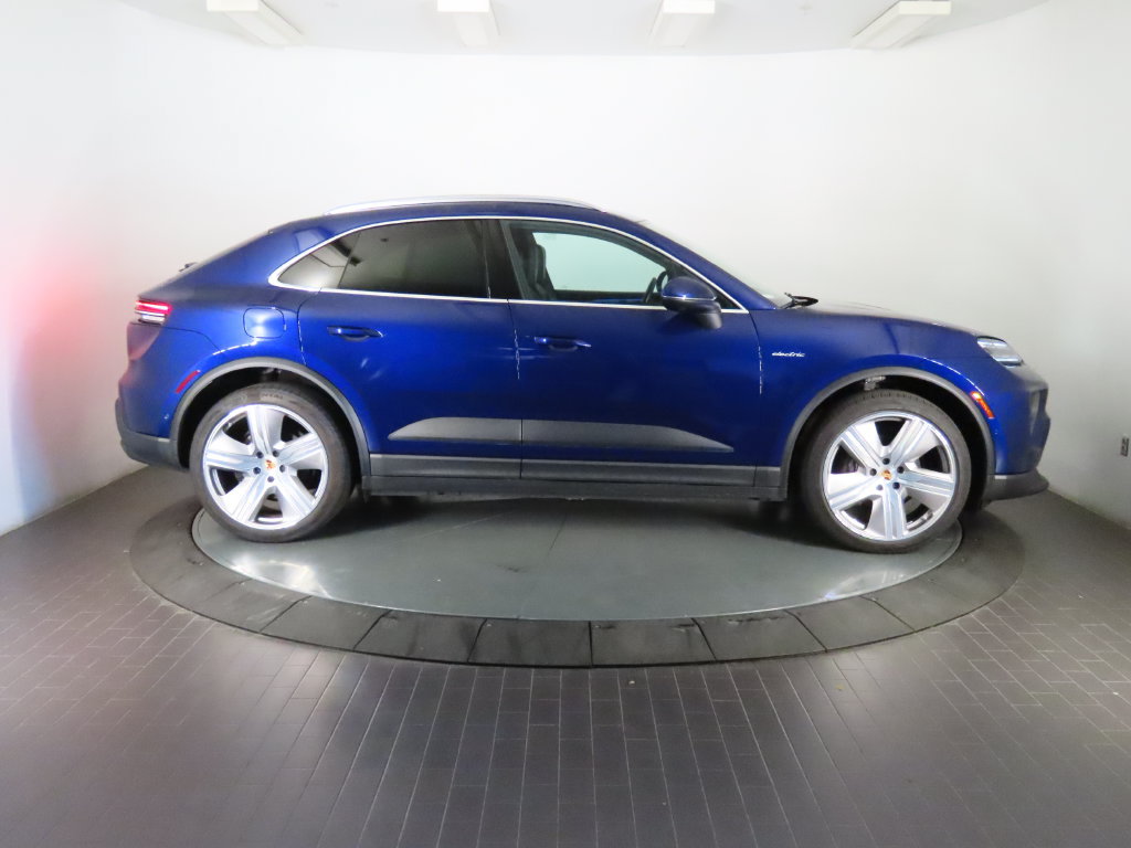 Used 2024 Porsche Macan 4 Electric AWD/4WD image 8