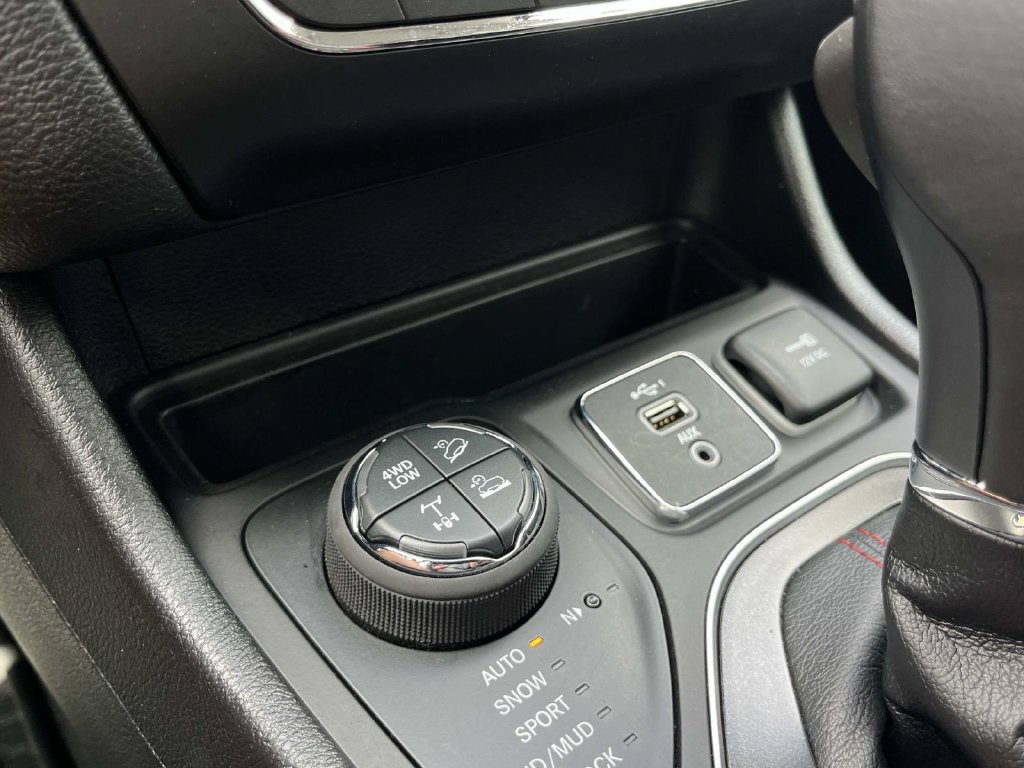 Used 2021 Jeep Cherokee Trailhawk AWD/4WD image 38