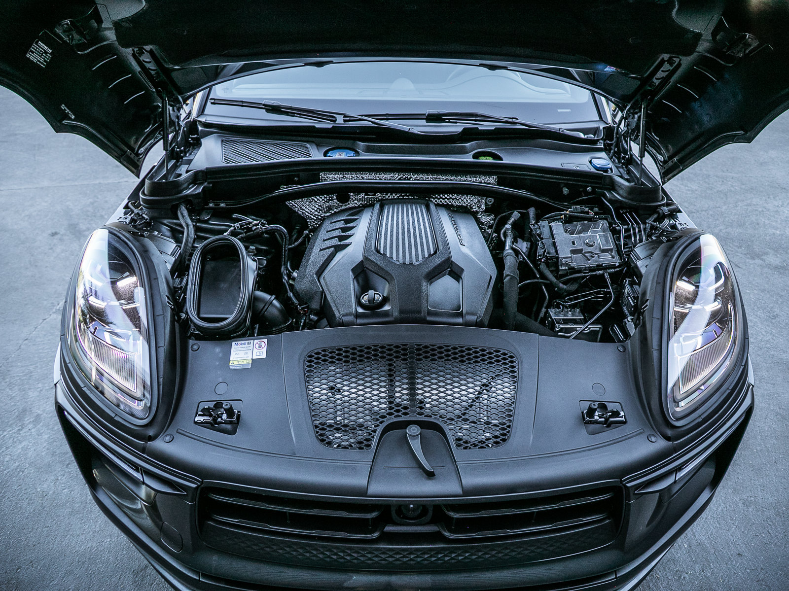 Certified 2023 Porsche Macan AWD/4WD image 21