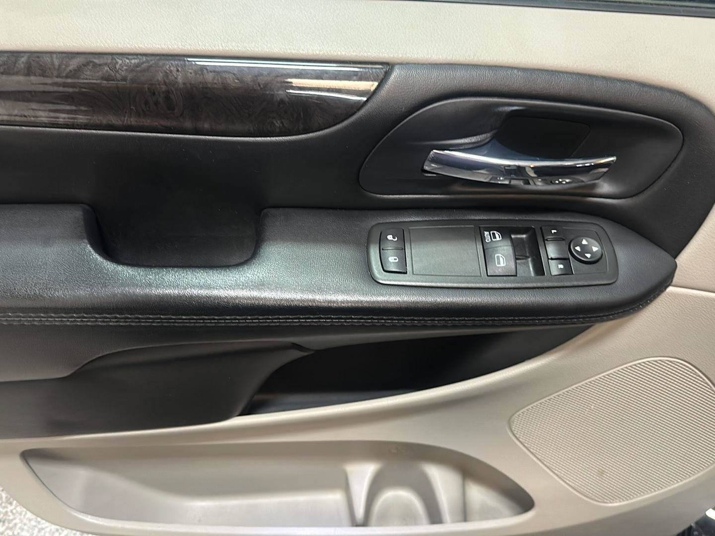 Used 2015 Dodge Grand Caravan SE w/ Quick Order Package 29E SE FWD image 17