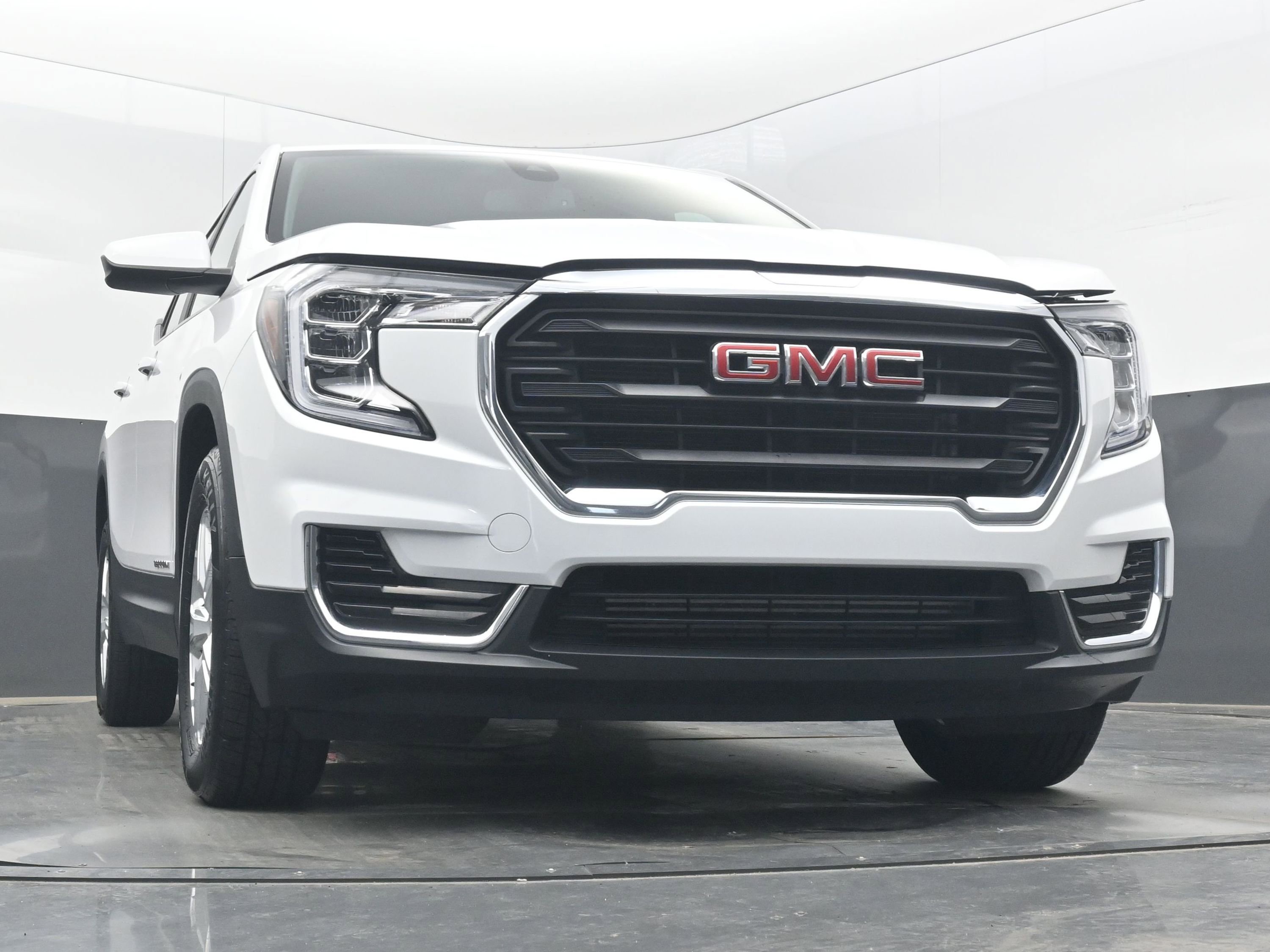 Used 2024 GMC Terrain SLE FWD image 24