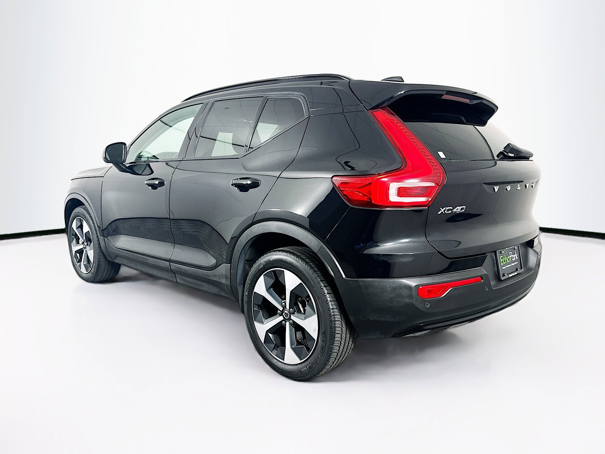 Used 2024 Volvo XC40 B5 Core image 5