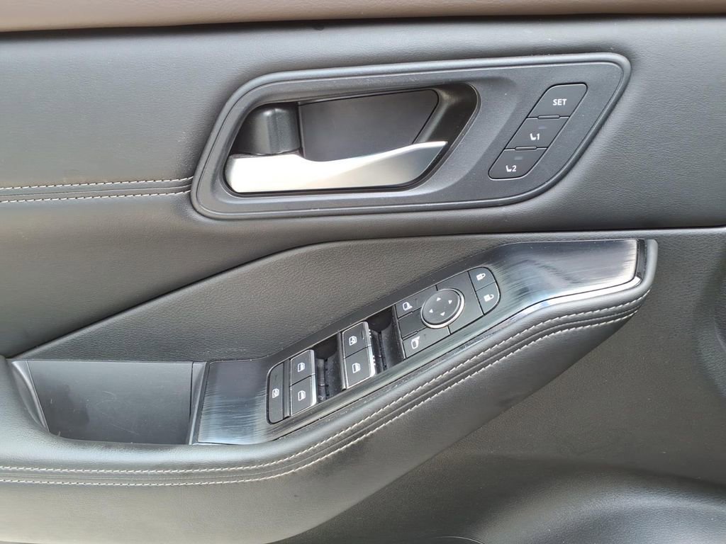 Used 2023 Nissan Rogue SL image 11
