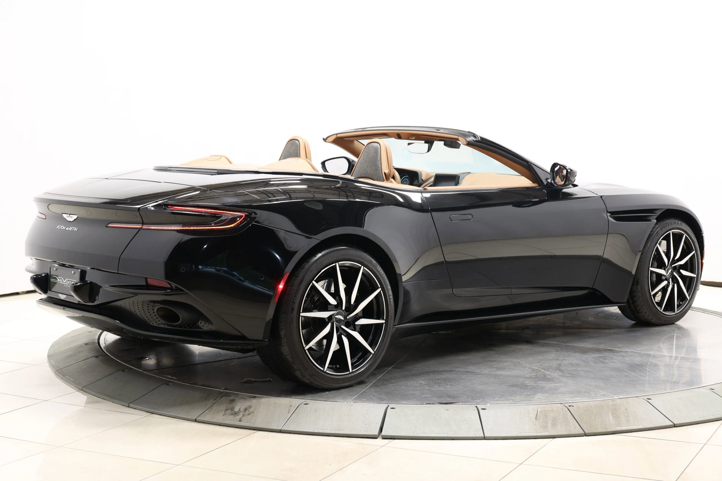 Used 2020 Aston Martin DB11 Volante image 58
