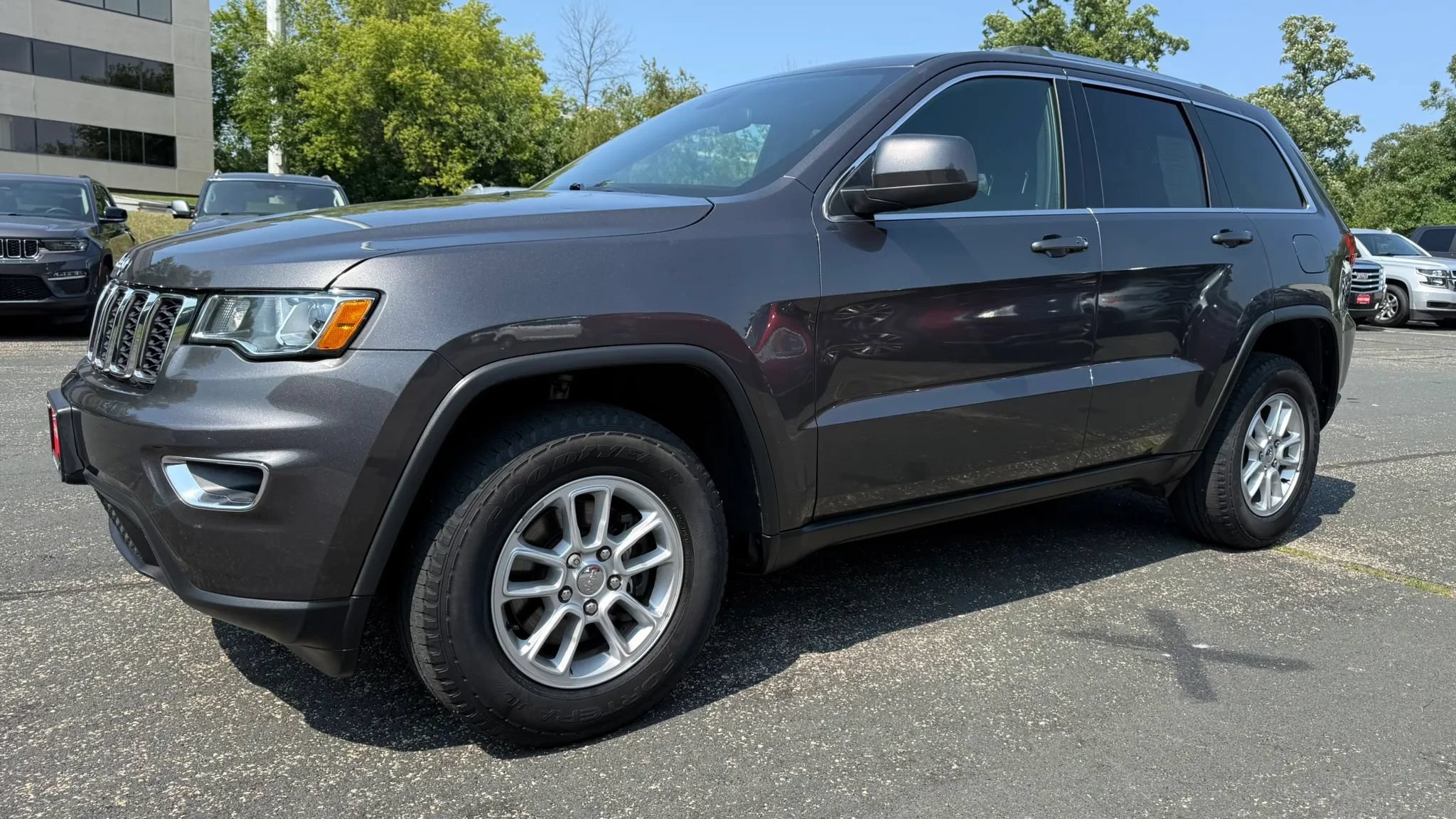 Used 2019 Jeep Grand Cherokee Laredo AWD/4WD image 5