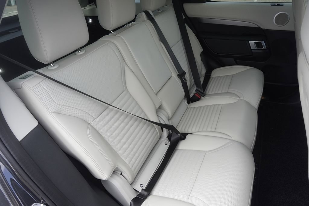 New 2025 Land Rover Discovery Dynamic SE image 27