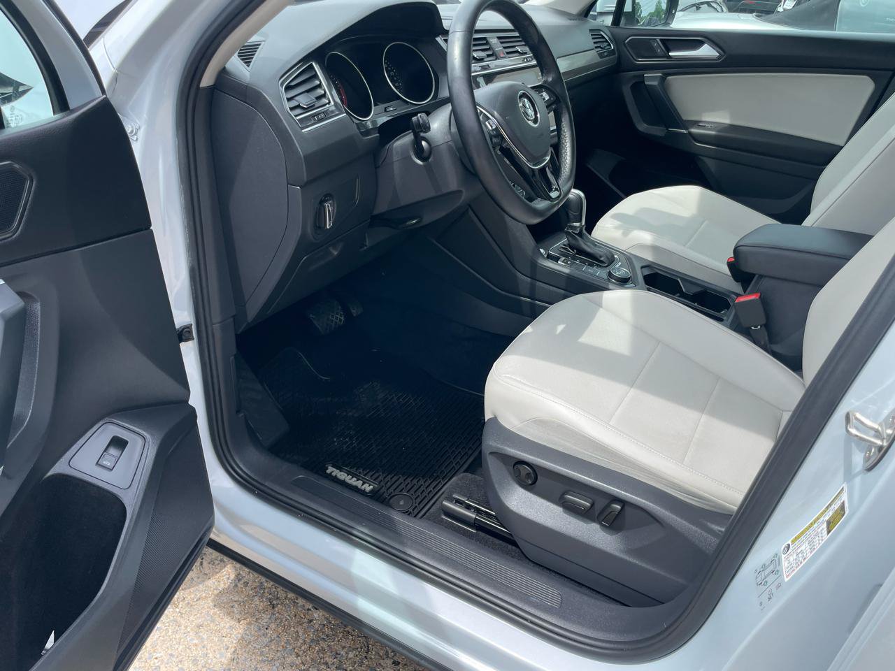 Used 2018 Volkswagen Tiguan SE AWD/4WD image 29