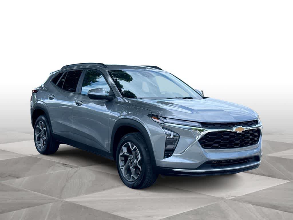 Used 2025 Chevrolet Trax LT w/ Driver Confidence Package FWD image 2