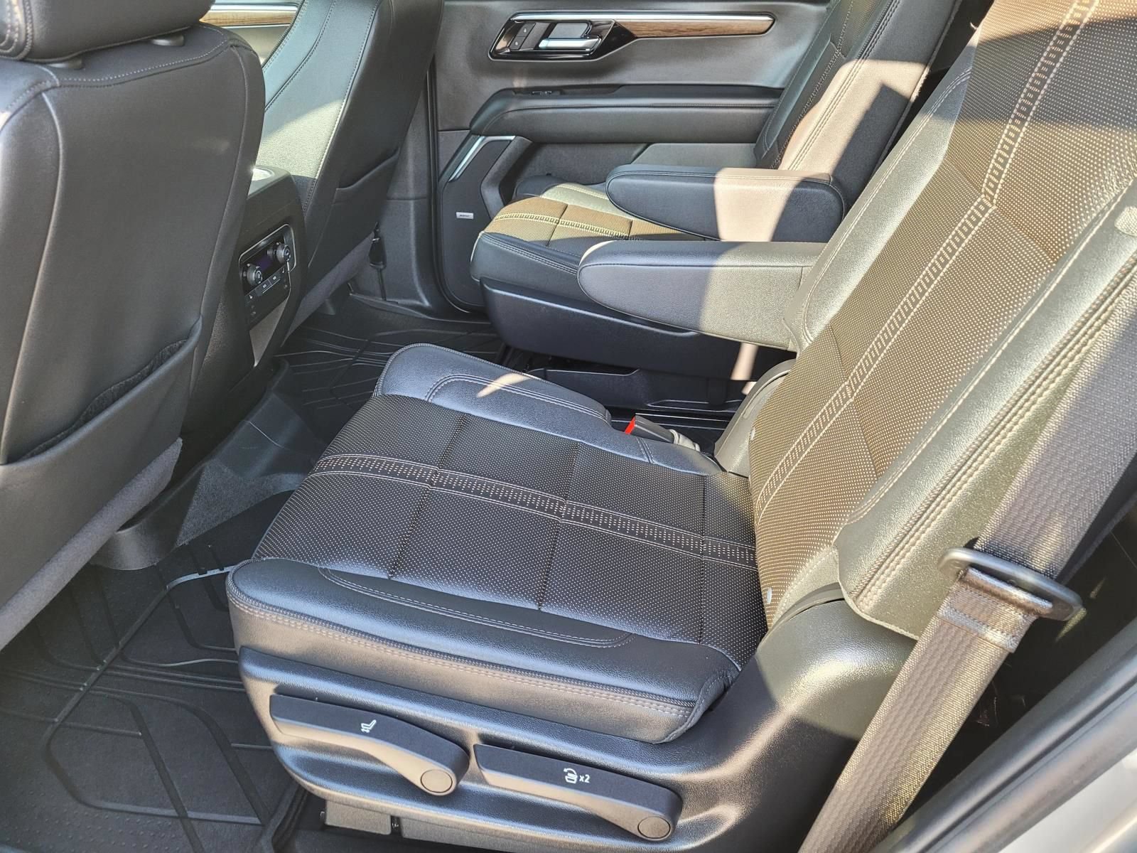 Used 2025 Chevrolet Tahoe High Country AWD/4WD image 18