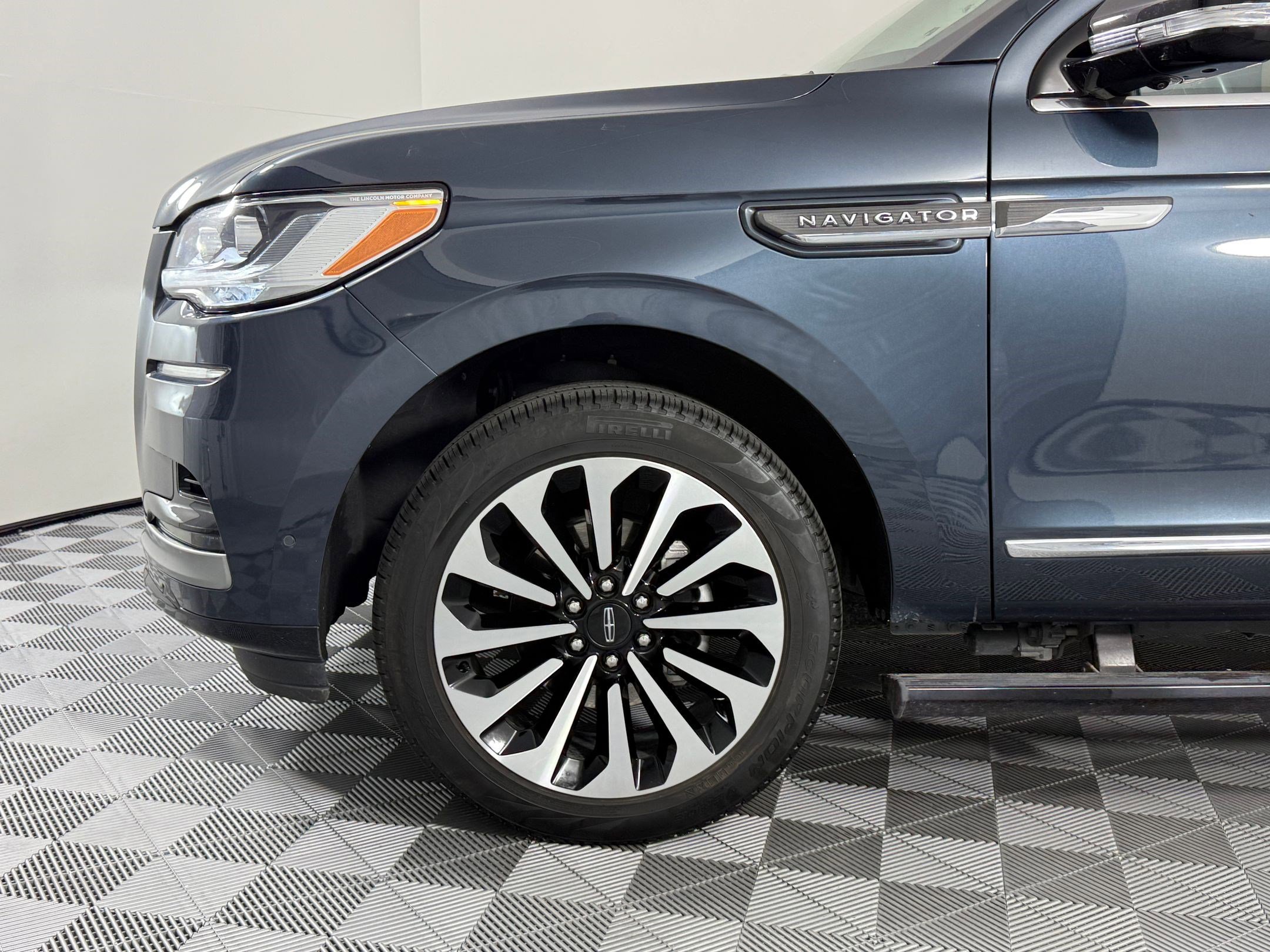 Used 2024 Lincoln Navigator Reserve image 12