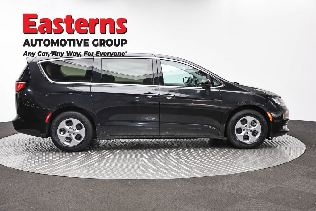 Used 2017 Chrysler Pacifica LX w/ Tire & Wheel Group FWD image 4