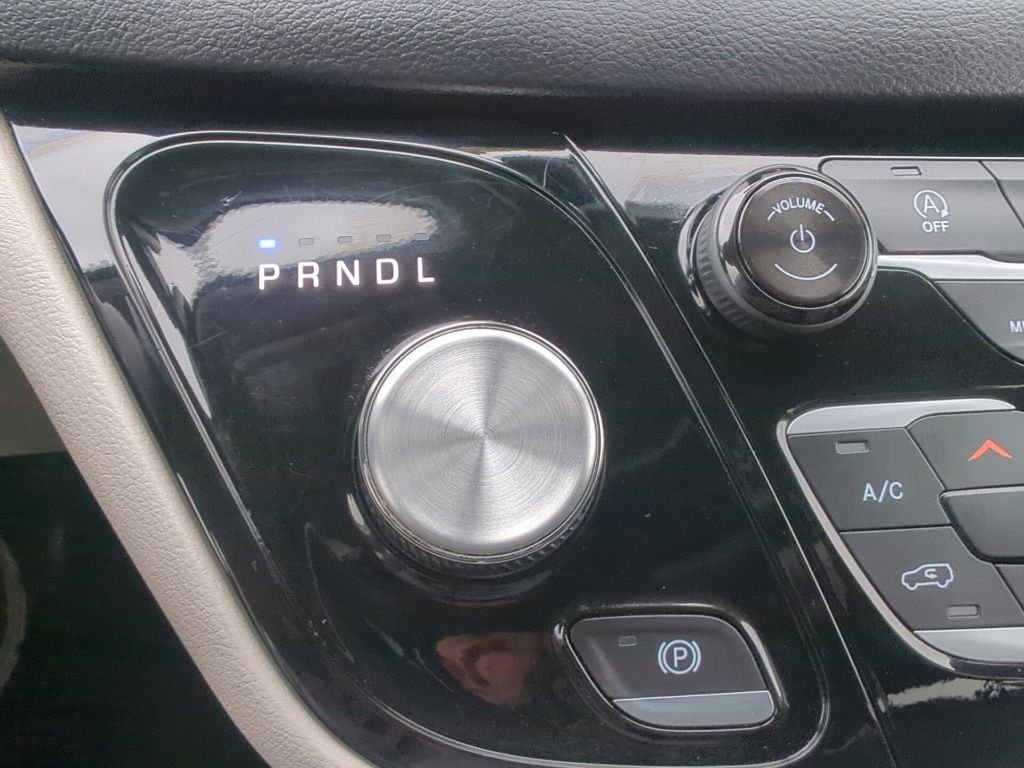 Used 2018 Chrysler Pacifica Touring-L w/ Tire & Wheel Group image 25