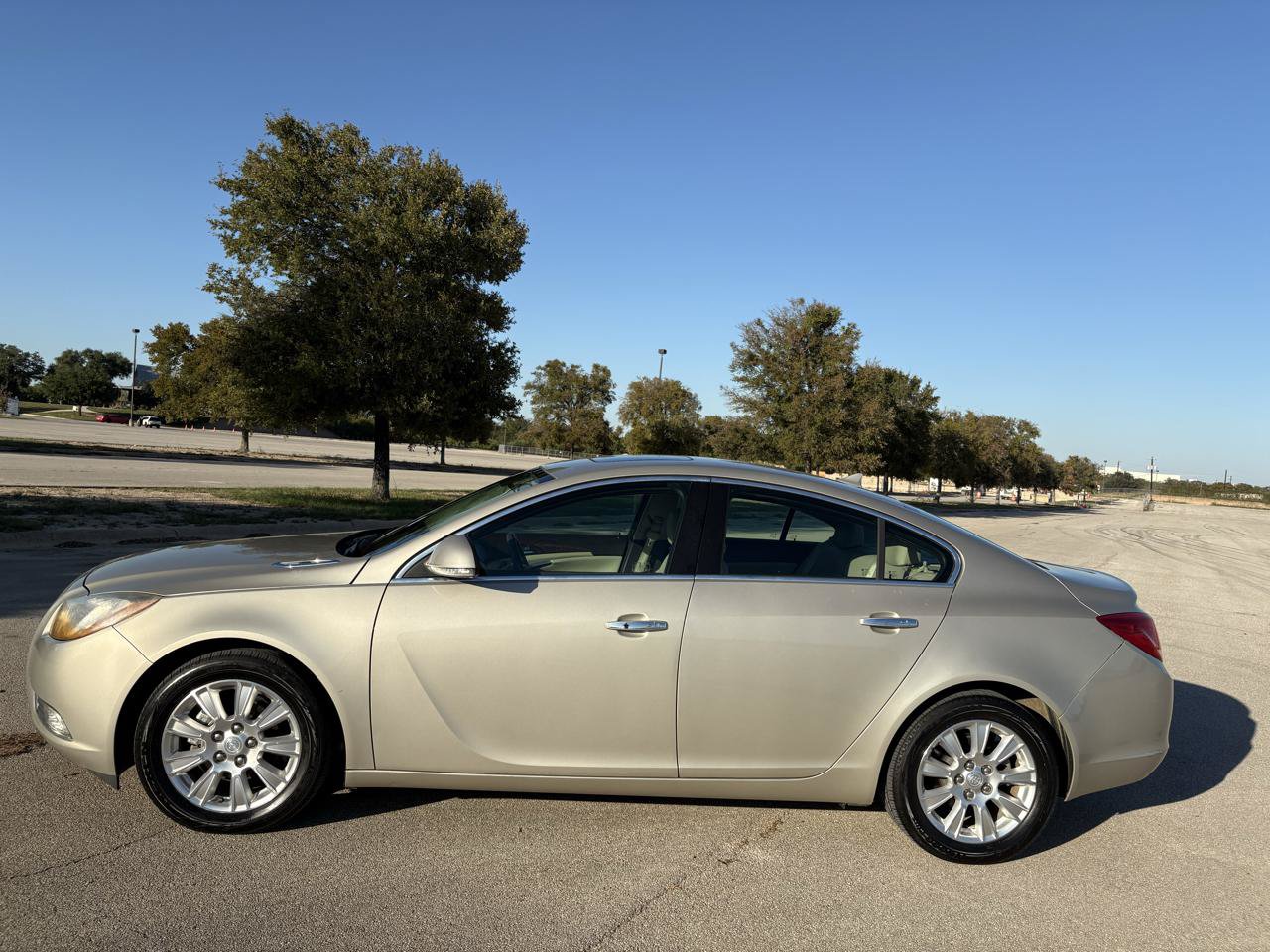 Used 2013 Buick Regal Premium FWD image 4