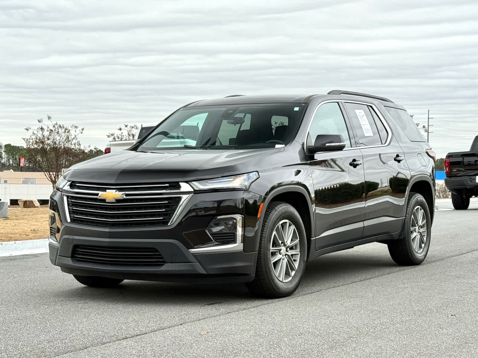 Used 2023 Chevrolet Traverse LT image 1