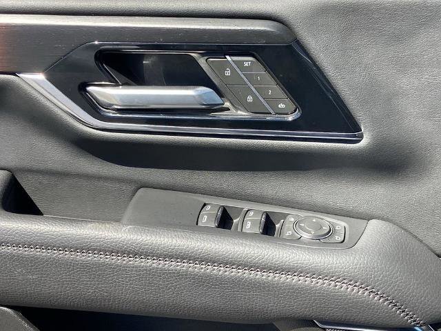 Used 2025 GMC Yukon XL Denali AWD/4WD image 19