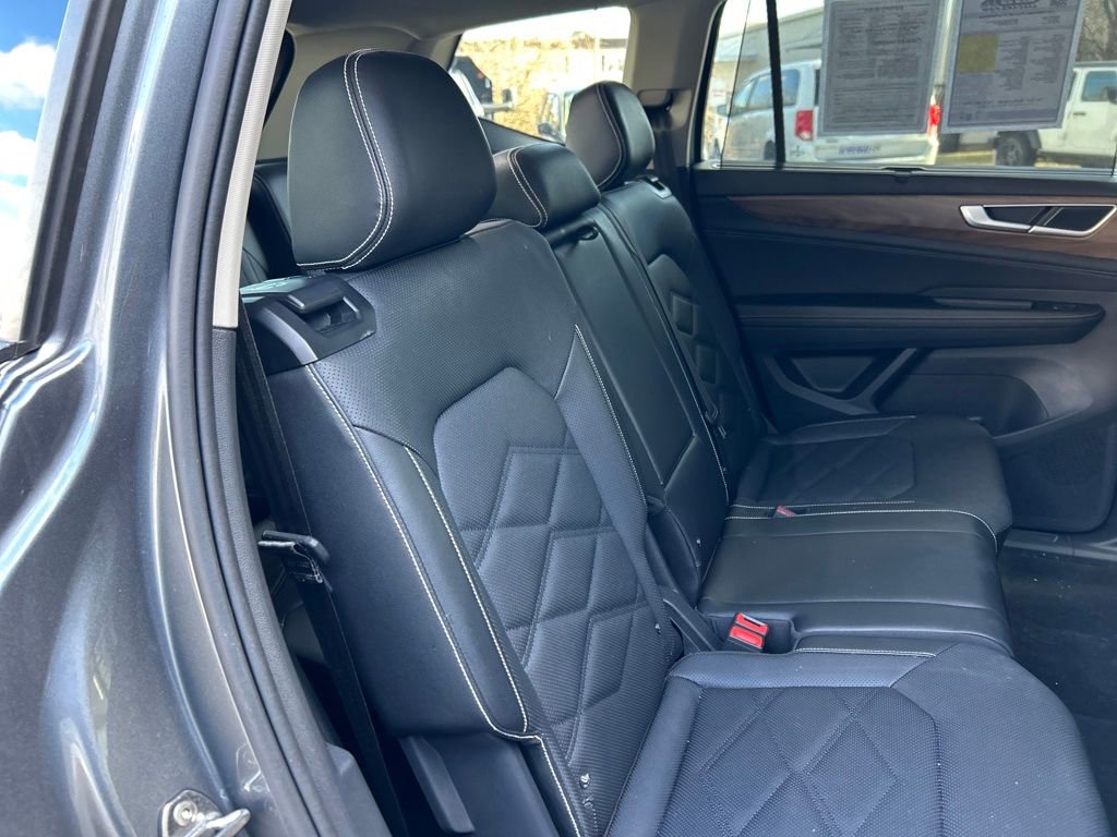 Used 2025 Volkswagen Atlas SE image 25