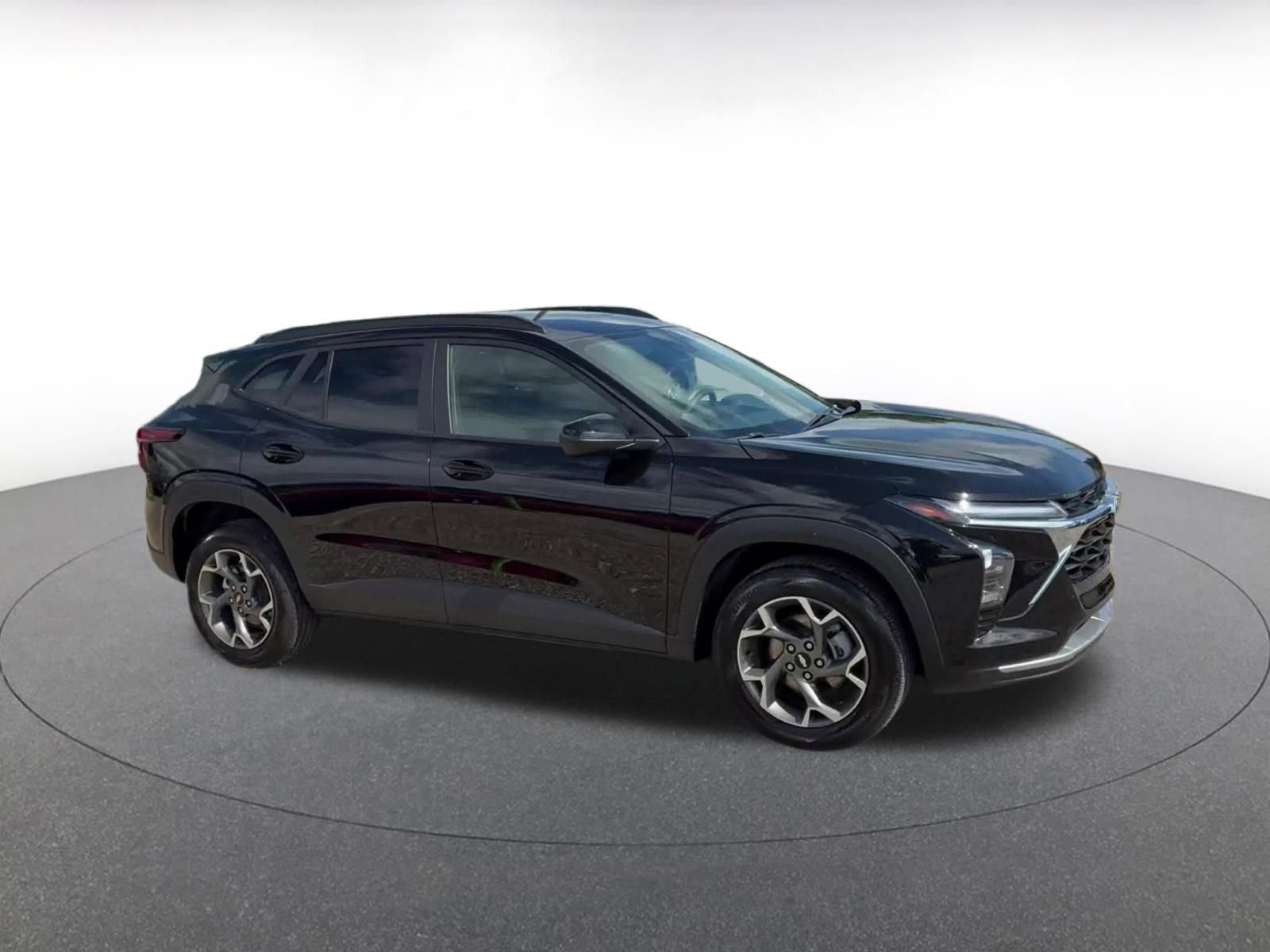Used 2025 Chevrolet Trax LT FWD image 2