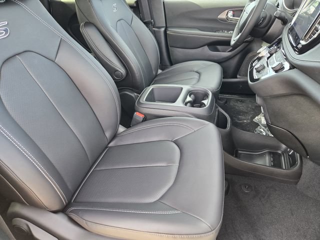 New 2026 Chrysler Pacifica Limited w/ Uconnect Theater Family Group FWD image 10