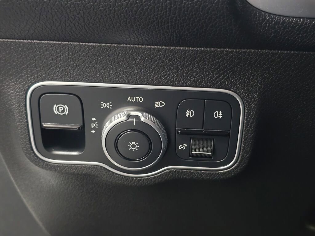 Used 2025 Mercedes-Benz GLB 250 4MATIC image 35