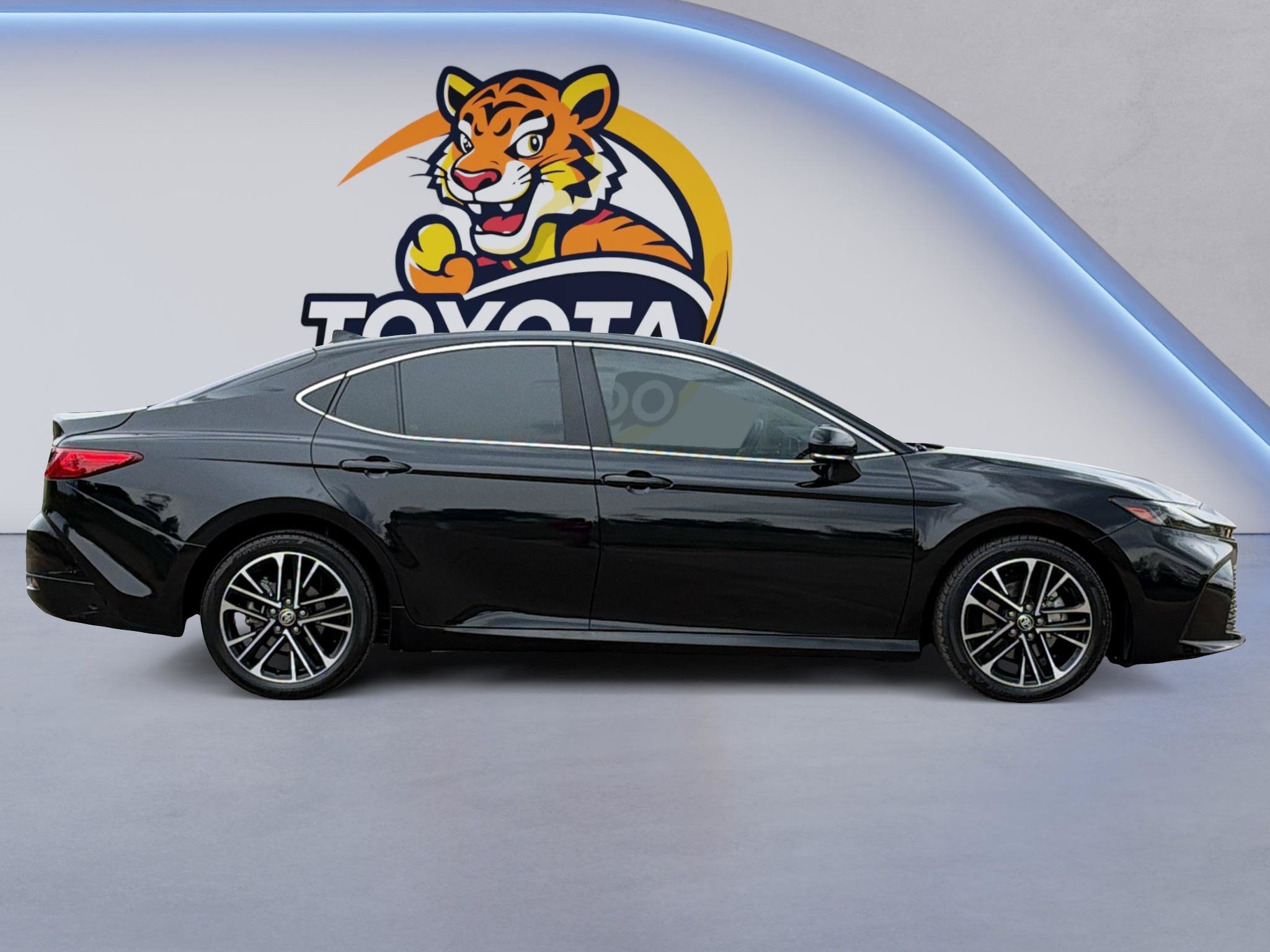 Used 2025 Toyota Camry XLE FWD image 4