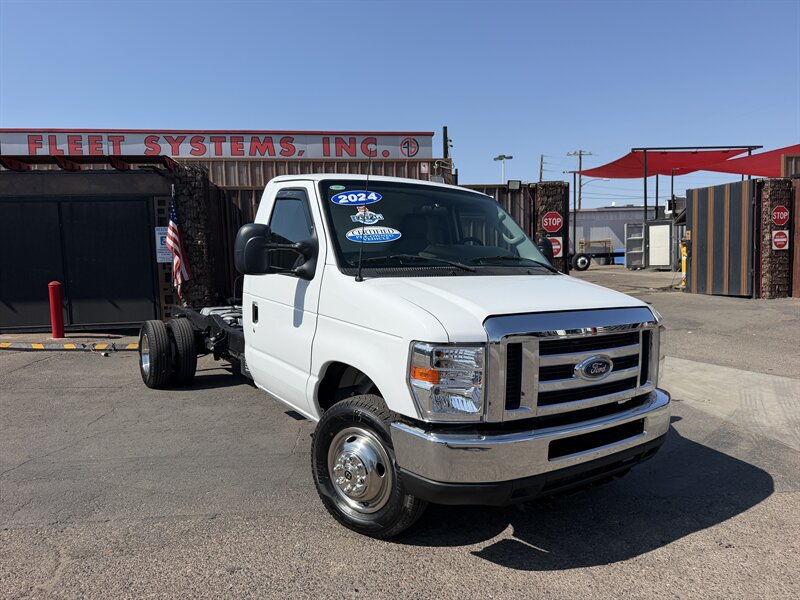 Used 2024 Ford E-450 and Econoline 450 Super Duty RWD image 1